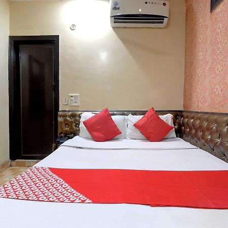 Oyo Flagship 81569 The Red Rose Inn New Delhi Ngoại thất bức ảnh