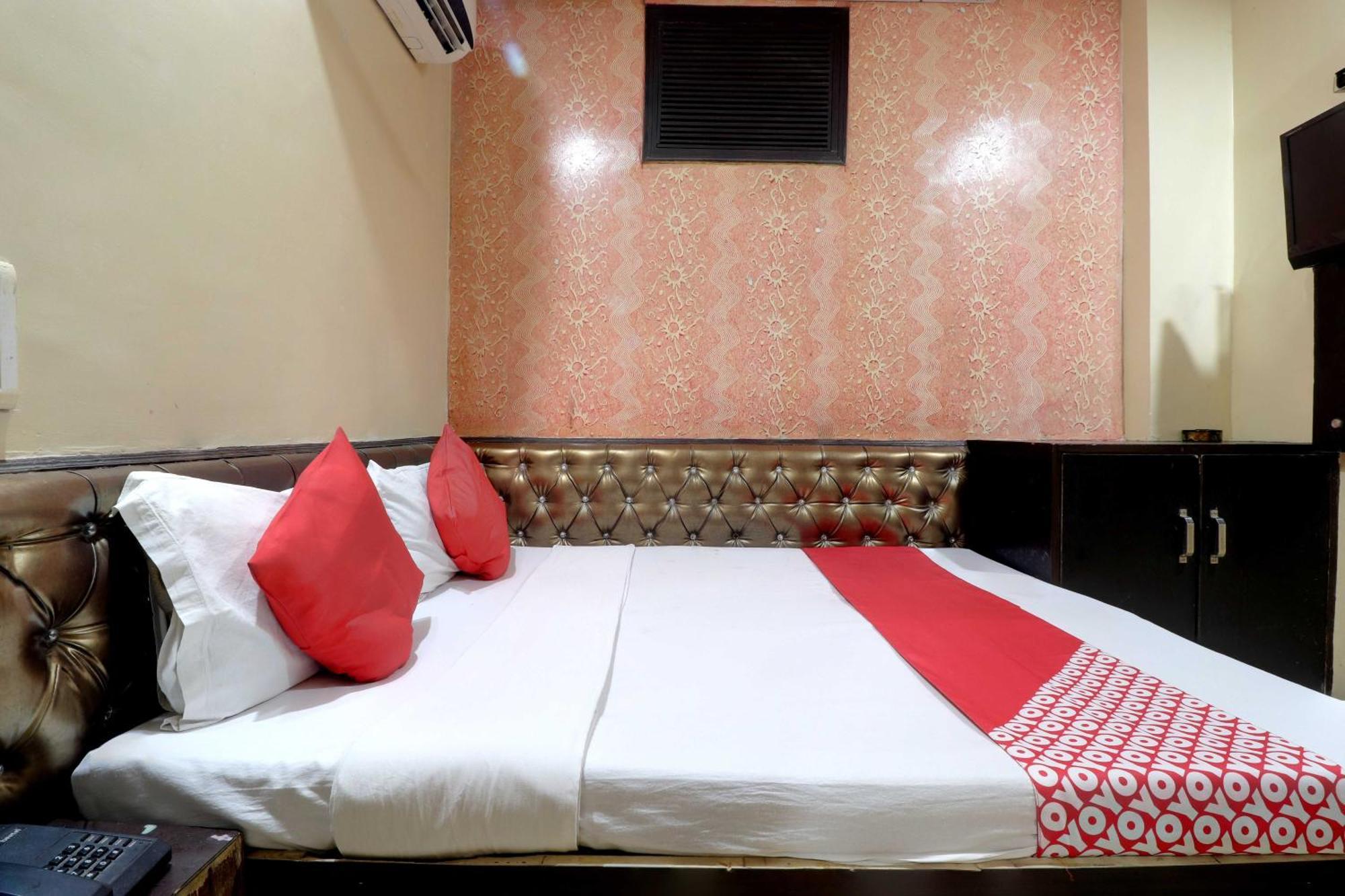 Oyo Flagship 81569 The Red Rose Inn New Delhi Ngoại thất bức ảnh